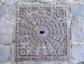 SEWER COVER BY THE SEIN RIVER>